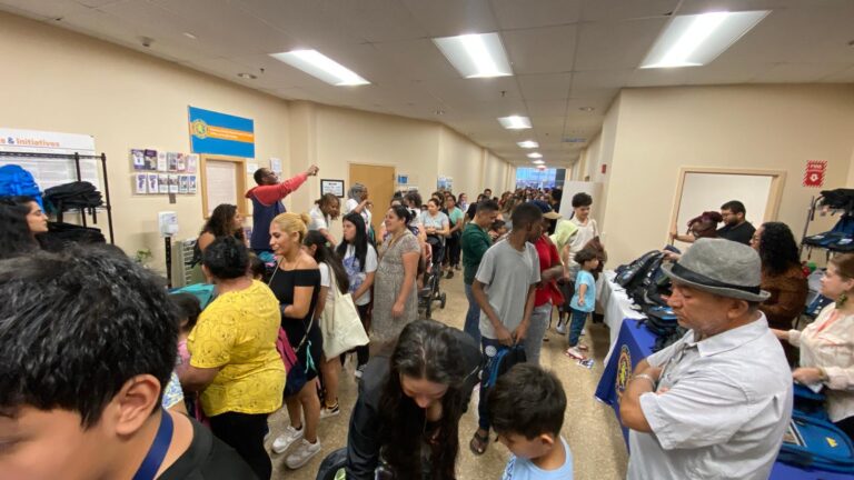 El Ejecutivo del Condado, Bruce Blakeman, y la Oficina de Asuntos Hispanos Realizan Exitoso Evento de Entrega de Mochilas
